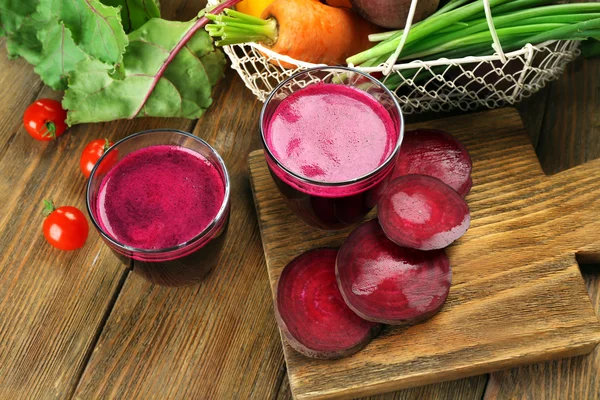 Vasos de jugo de remolacha con verduras — Foto de Stock