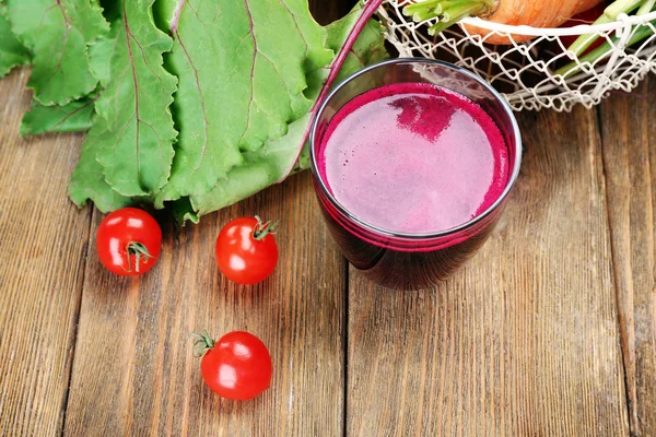 Glass of beet juice with tomatoes — Stock Photo, Image