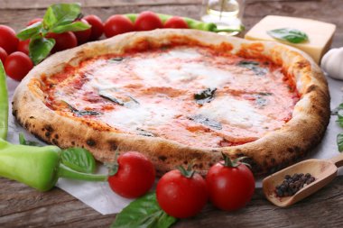 Lezzetli pizza ahşap masa üzerinde