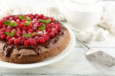 Kek çikolata sır ve ahududu