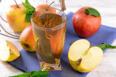 elma suyu meyve ve nane ile