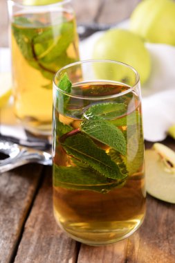 elma suyu meyve ve nane ile