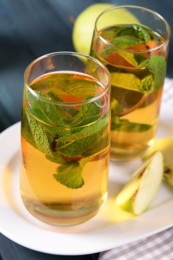 elma suyu meyve ve nane ile