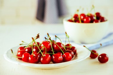 Tabakta, açık renkli tatlı kiraz