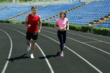 Gençler stadyum üzerinde koşu