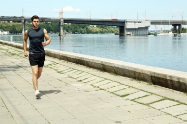 Delikanlı Nehri yakınında koşu