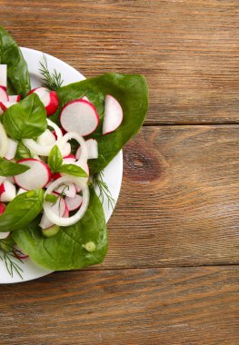 Taze sebze salatası, masaya yakın.