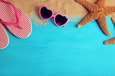 Deniz yıldızı, güneş gözlüğü ve flip flop 