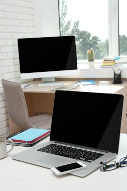 Çalışma alanı ofiste bilgisayar ile