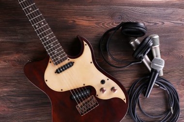 Mikrofon ve kulaklık ile elektro gitar