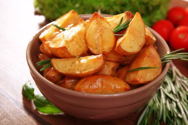 Fırında patates dilimleri üzerinde ahşap masa, portre