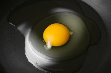 Siyah pan arka plan üzerinde yumurta şifreli