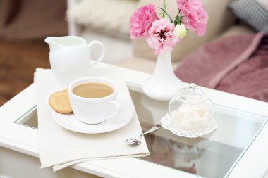 Kahve masada oturma odasında