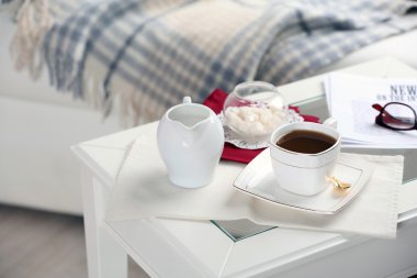 Masada oturma odasında çay