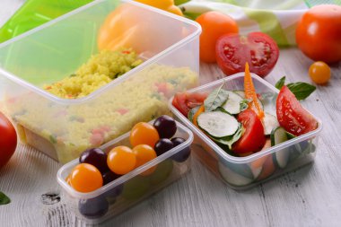 Lezzetli yemek plastik kaplarda ahşap masa yakın çekim