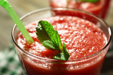 Karpuz suyu ahşap masa, closeup üzerinde gözlük