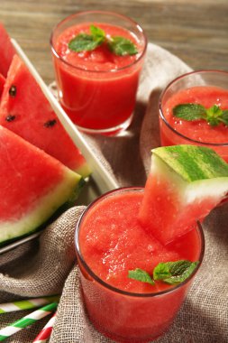 Karpuz suyu üzerinde çul, closeup gözlük