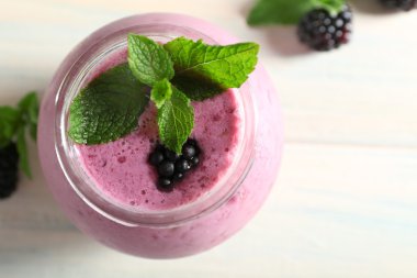 Ahşap masa üstünde böğürtlen ile lezzetli berry güler yüzlü yakın çekim