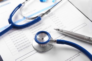 Doktor çalışma alanı stetoskop ile