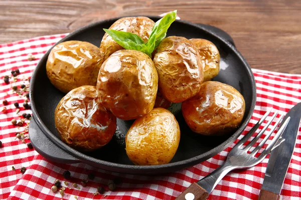 Patatas al horno en sartén —  Fotos de Stock