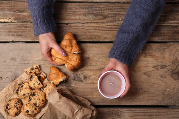 Hands holding cup — Stock Photo, Image