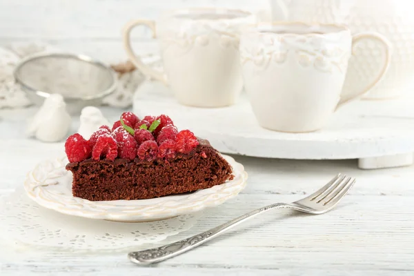 Gâteau avec glaçage au chocolat et framboises — Photo