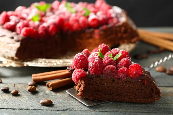 Kuchen mit Schokoladenglasur und Himbeeren — Stockfoto