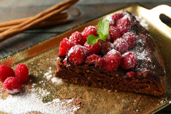 Kuchen mit Schokoladenglasur und Himbeeren — Stockfoto