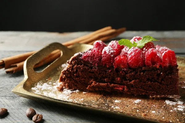 Kuchen mit Schokoladenglasur und Himbeeren — Stockfoto