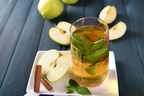 Appelsap met vruchten en mint — Stockfoto