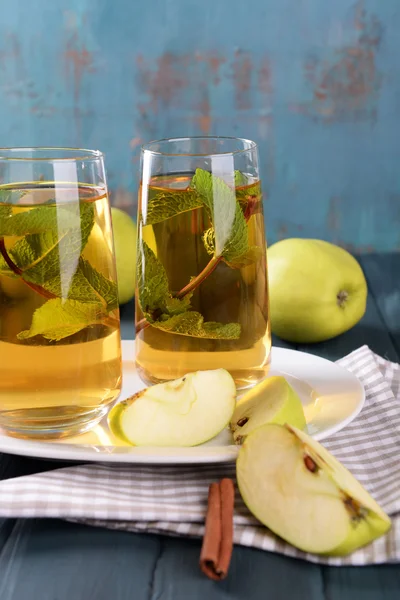 Appelsap met vruchten en mint — Stockfoto