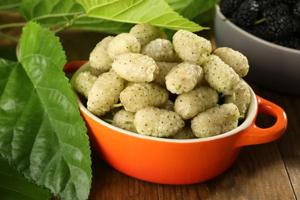 Ripe mulberries in bowl — Stock Photo, Image
