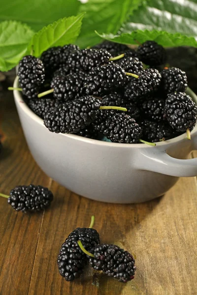 Ripe mulberries in bowl — Stock Photo, Image