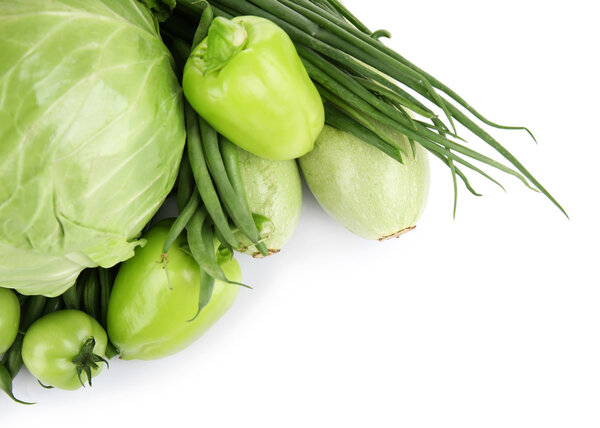 Куча зеленых овощей, изолированных на белом
