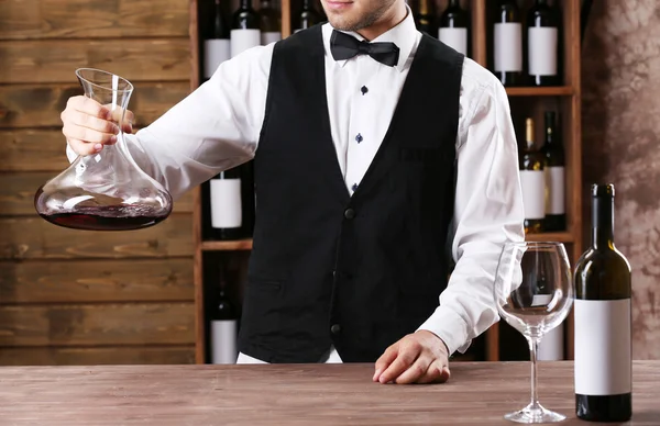 Bartender jobba på counter — Stockfoto