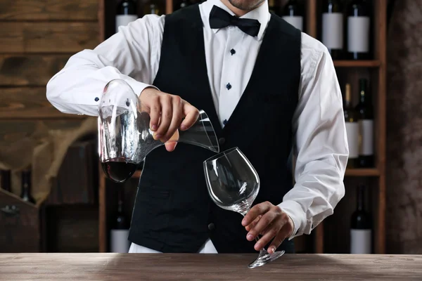 Bartender jobba på counter — Stockfoto