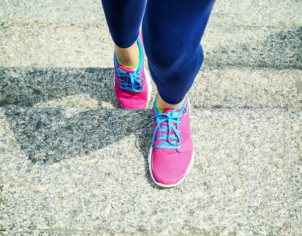 Mladá žena, jogging — Stock fotografie