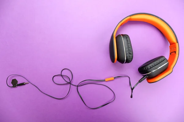 紫の上にモダンなヘッドフォン — ストック写真