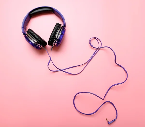 Moderne koptelefoon op roze — Stockfoto