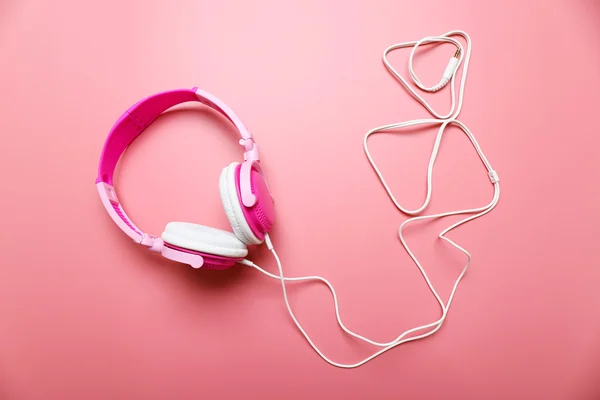 Moderne Kopfhörer auf rosa — Stockfoto