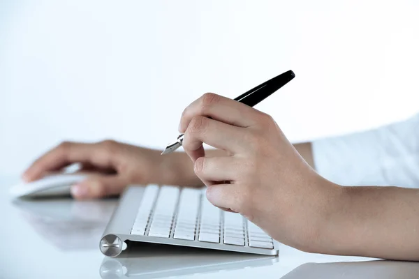 Female hands with pen and computer mouse — Stock Photo, Image