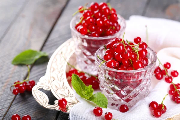 Fresh red currants in glasses on table close up — Stock Photo, Image