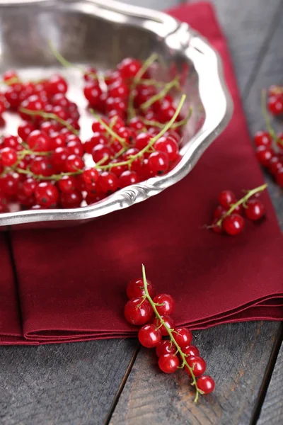 Frische rote Johannisbeeren in Schale auf dem Tisch aus nächster Nähe — Stockfoto