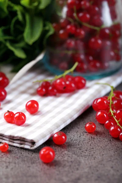 Groseilles rouges fraîches sur la table close up — Photo