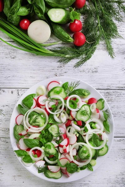 Świeża sałatka warzywna na stole zbliżenie — Zdjęcie stockowe