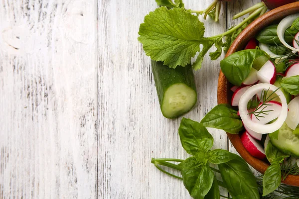 Frischer Gemüsesalat aus nächster Nähe auf dem Tisch — Stockfoto