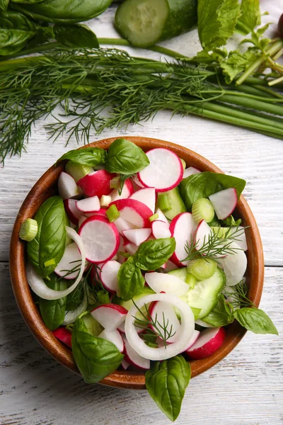 Frischer Gemüsesalat aus nächster Nähe auf dem Tisch — Stockfoto