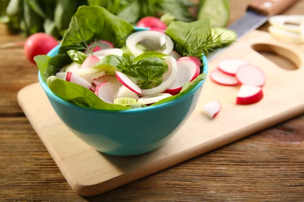 Insalata vegetale fresca sul tavolo da vicino — Foto Stock