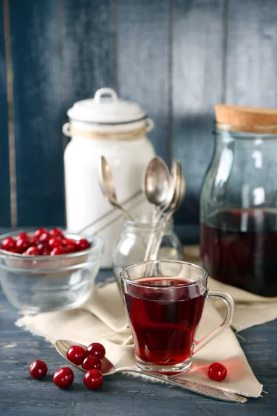 Zoete zelfgemaakte kersensap op tafel, op een houten achtergrond kleur — Stockfoto