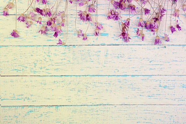 Ahşap masa üzerinde kır çiçekleri — Stok fotoğraf